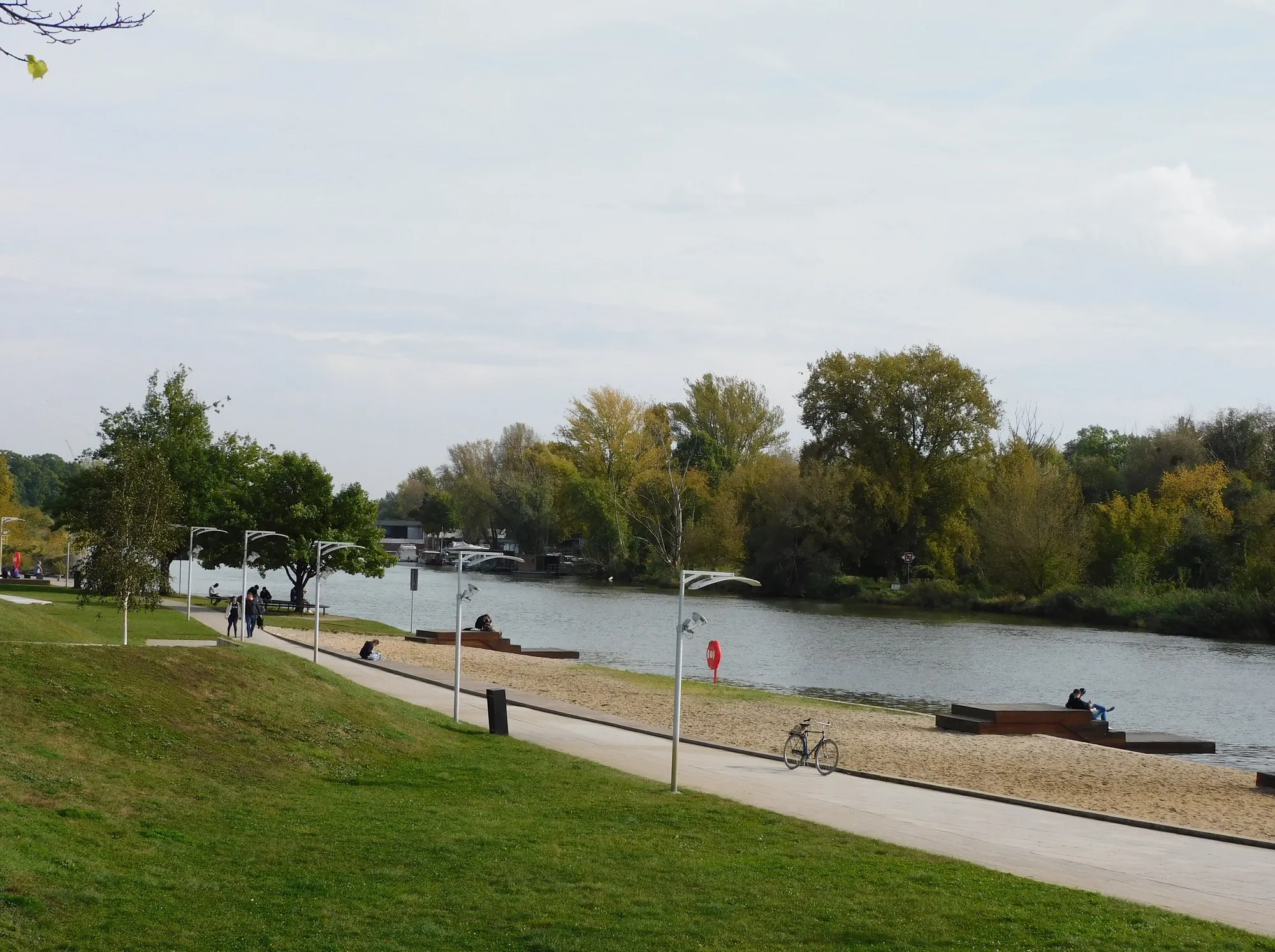 Bulwar nad Odrą we Wrocławiu z trawnikiem i ścieżką