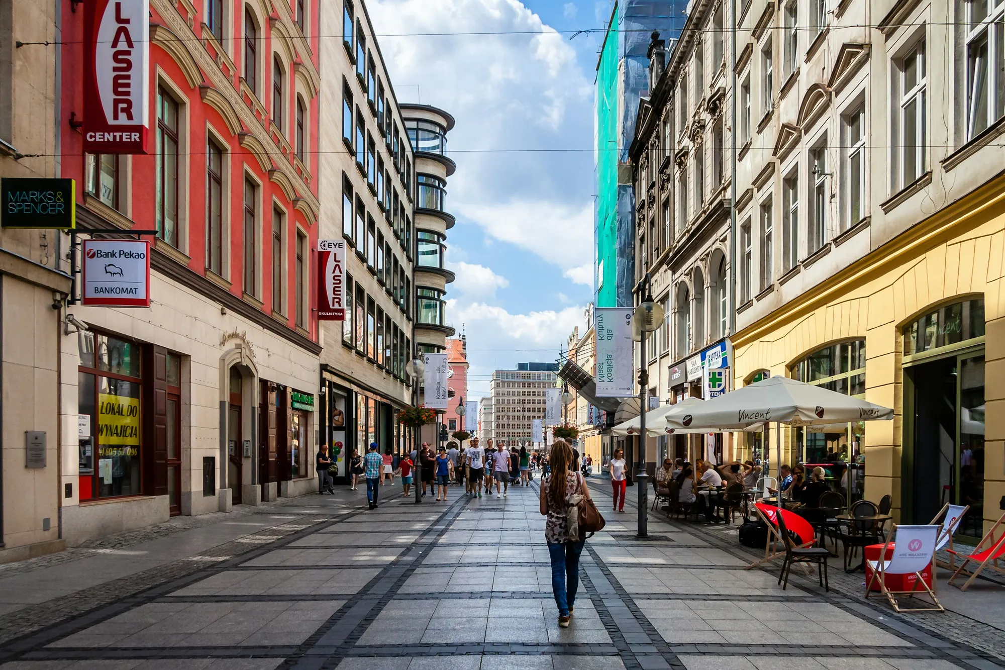 Ulica w centrum Wrocławia z ogródkami kawiarni